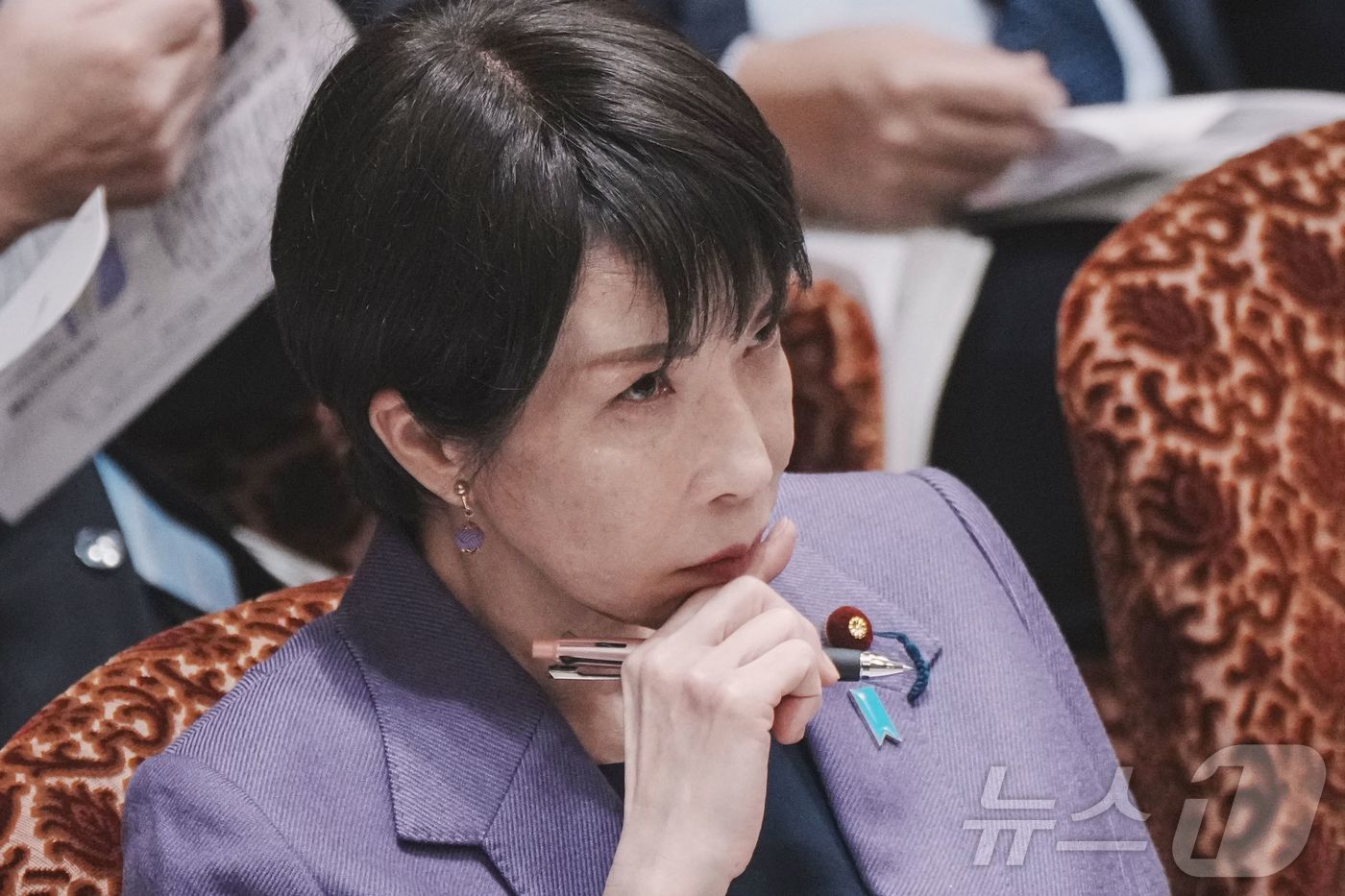 (도쿄 AFP=뉴스1) 김지완 기자 = 15일 다카이치 사나에 일본 총리가 국회 참의원(상원) 예산위원회에 출석해 의원들의 질의를 경청하고 있다. 2025.12.15ⓒ AFP=뉴스 …