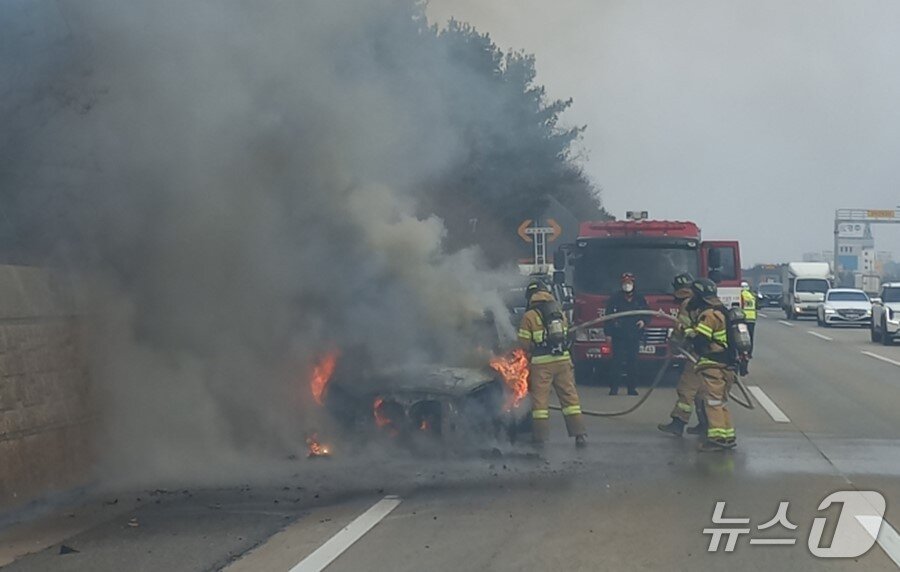 본문 이미지 - 16일 낮 12시 25분쯤 구미시 사곡동 경부고속도로 부산 방향 171㎞ 지점에서 주행 중이던 승용차 엔진룸에서 불이 나 소방당국이 진화하고 있다.(경북소방본부 제공. 재판매 및 DB 금지)2025.12.17/뉴스1