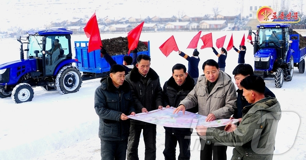 (평양 노동신문=뉴스1) = 북한 노동당 기관지 노동신문은 17일 연말 전원회의 참가 이후 전국 각 시와 군 당 책임 일꾼(간부)들이 현장정치사업을 힘있게 진행하고 있다고 보도했다 …