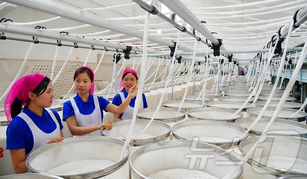 (평양 노동신문=뉴스1) = 북한 노동당 기관지 노동신문은 17일 사리원방직공장을 조명하며 인민들이 제9차 당대회를 더 높은 성과로 맞이하기 위해 생산을 앞당기고 있다고 보도했다. …