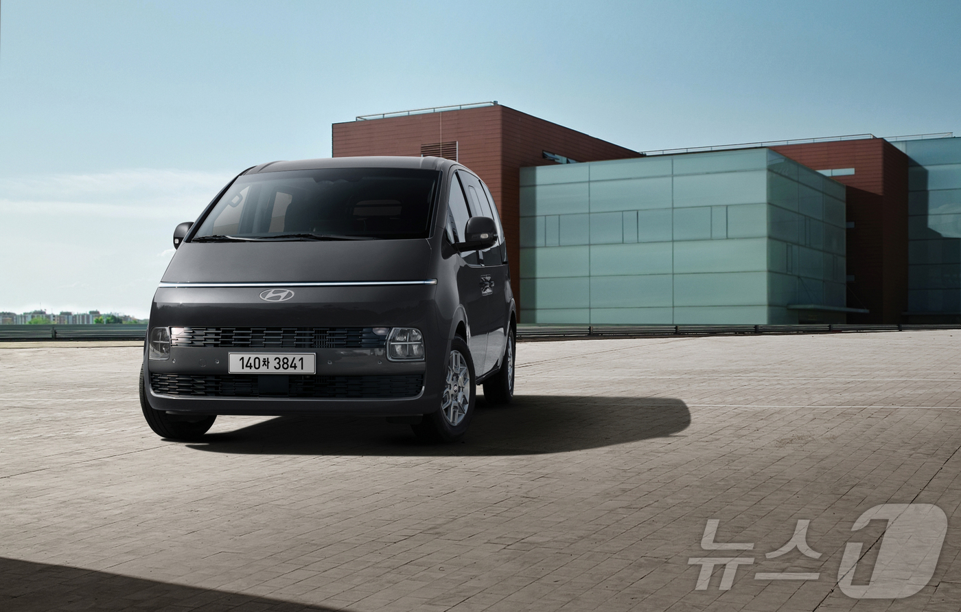 (서울=뉴스1) = 현대자동차가 상품 경쟁력을 대폭 강화한 대표 다목적 차량 ‘더 뉴 스타리아’를 17일 출시했다고 밝혔다. 사진은 더 뉴 스타리아 외장(카고). (현대차·기아 제 …