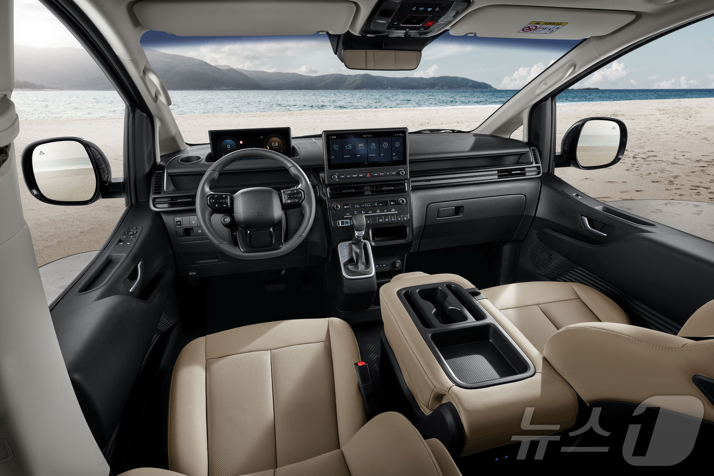 (서울=뉴스1) = 현대자동차가 상품 경쟁력을 대폭 강화한 대표 다목적 차량 ‘더 뉴 스타리아’를 17일 출시했다고 밝혔다. 사진은 더 뉴 스타리아 내장 이미지. (현대차·기아 제 …