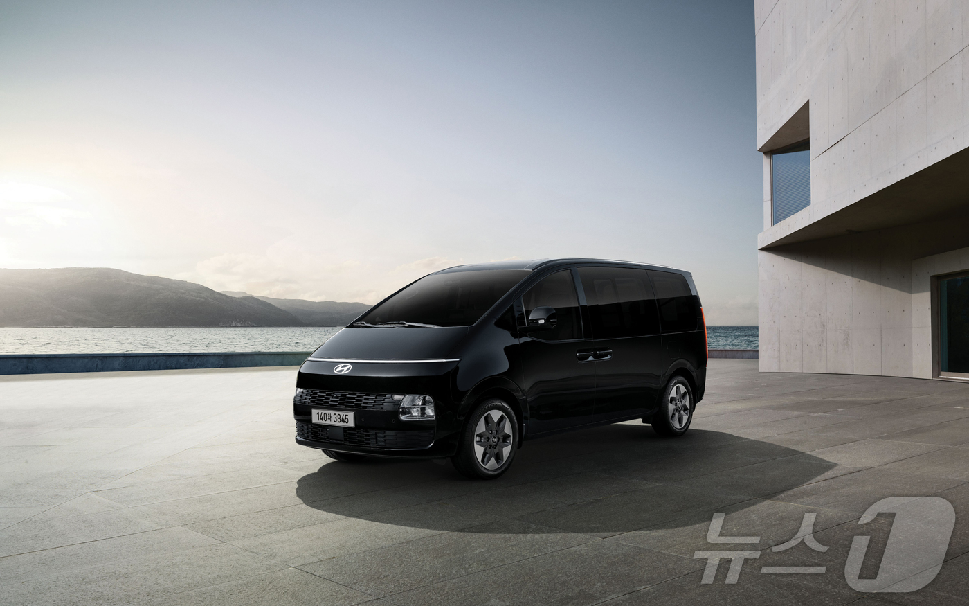 (서울=뉴스1) = 현대자동차가 상품 경쟁력을 대폭 강화한 대표 다목적 차량 ‘더 뉴 스타리아’를 17일 출시했다고 밝혔다. 사진은 더 뉴 스타리아 외장(투어러). (현대차·기아 …