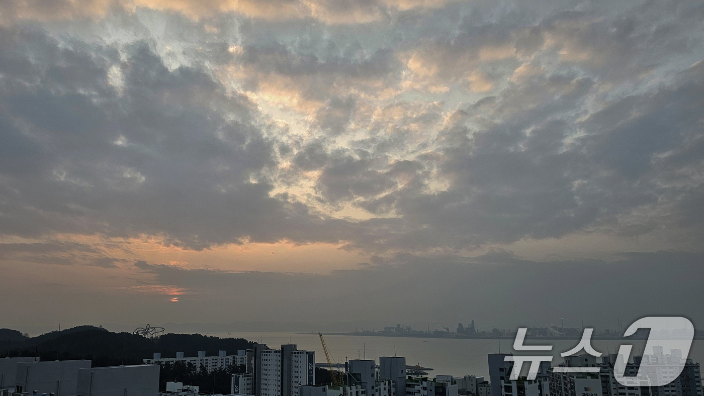 (포항=뉴스1) 최창호 기자 = 17일 경북 포항시 전역이 희뿌연 미세먼지에 덮여있다. 이날 포항지역 미세먼지 농도는 63㎍/m³ 수준이다.  2025.12.17/뉴스1