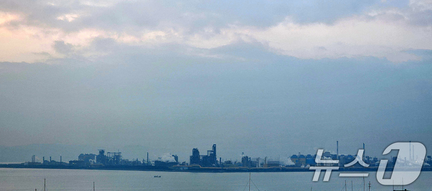 (포항=뉴스1) 최창호 기자 = 17일 포스코 포항제철소 주변이 희뿌연 미세먼지에 덮여있다. 이날 포항지역 미세먼지 농도는 63㎍/m³ 수준이다. 2025.12.17/뉴스1