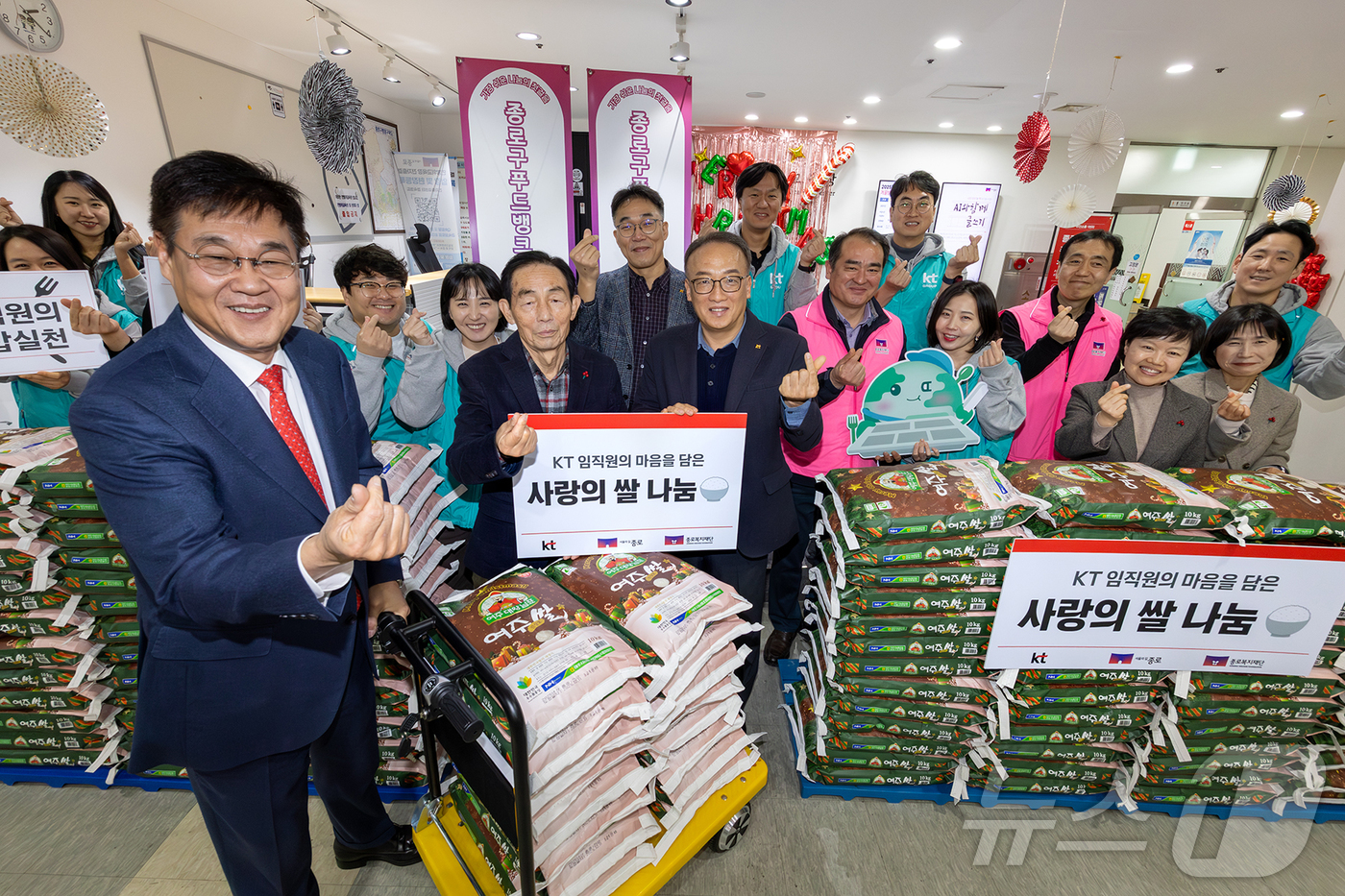 (서울=뉴스1) = KT가 전사 임직원을 대상으로 진행한 ‘완밥식당’ ESG 캠페인과 임직원이 모은 디지콩 포인트를 통해 적립한 쌀 10톤을 16일 종로푸드뱅크에 기부했다고 17일 …