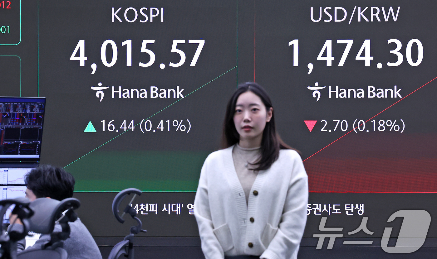 (서울=뉴스1) 장수영 기자 = 17일 오전 서울 중구 하나은행 딜링룸 전광판에 코스피와 원달러 환율 시황이 표시되고 있다.전날 2%대 하락을 보이며 4000선이 무너진 코스피는 …