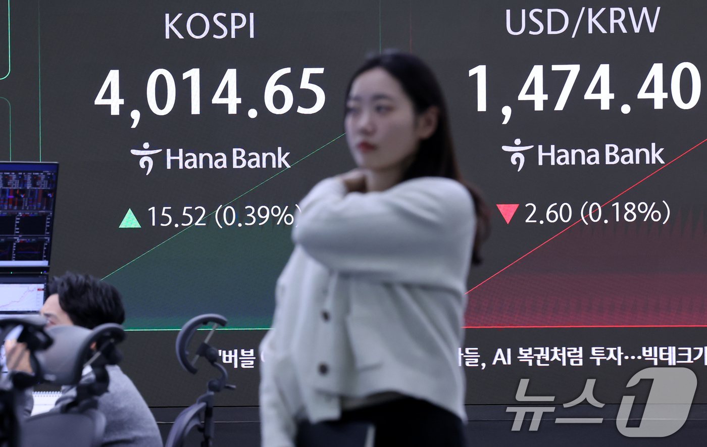 (서울=뉴스1) 장수영 기자 = 17일 오전 서울 중구 하나은행 딜링룸 전광판에 코스피와 원달러 환율 시황이 표시되고 있다.전날 2%대 하락을 보이며 4000선이 무너진 코스피는 …
