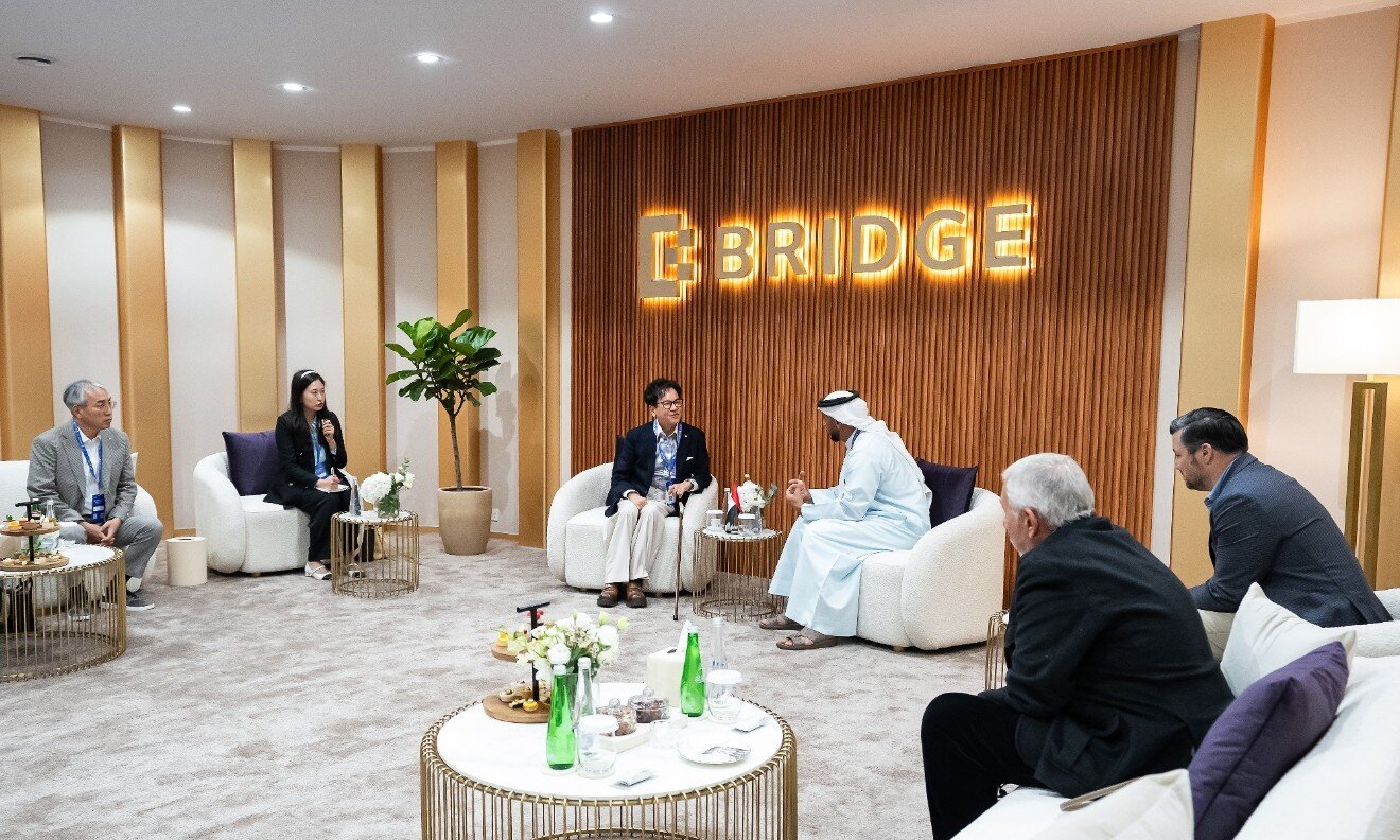 본문 이미지 - 이재현 회장과 주요 경영진들이 압둘라 알 하마드 UAE 국립 미디어 오피스 의장과 만나 사업 전략을 논의했다. (CJ그룹 제공)