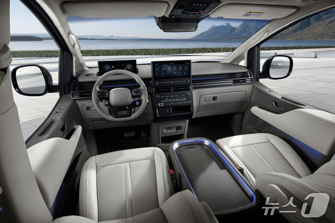 본문 이미지 -  더 뉴 스타리아 라운지 실내.(현대차 제공)