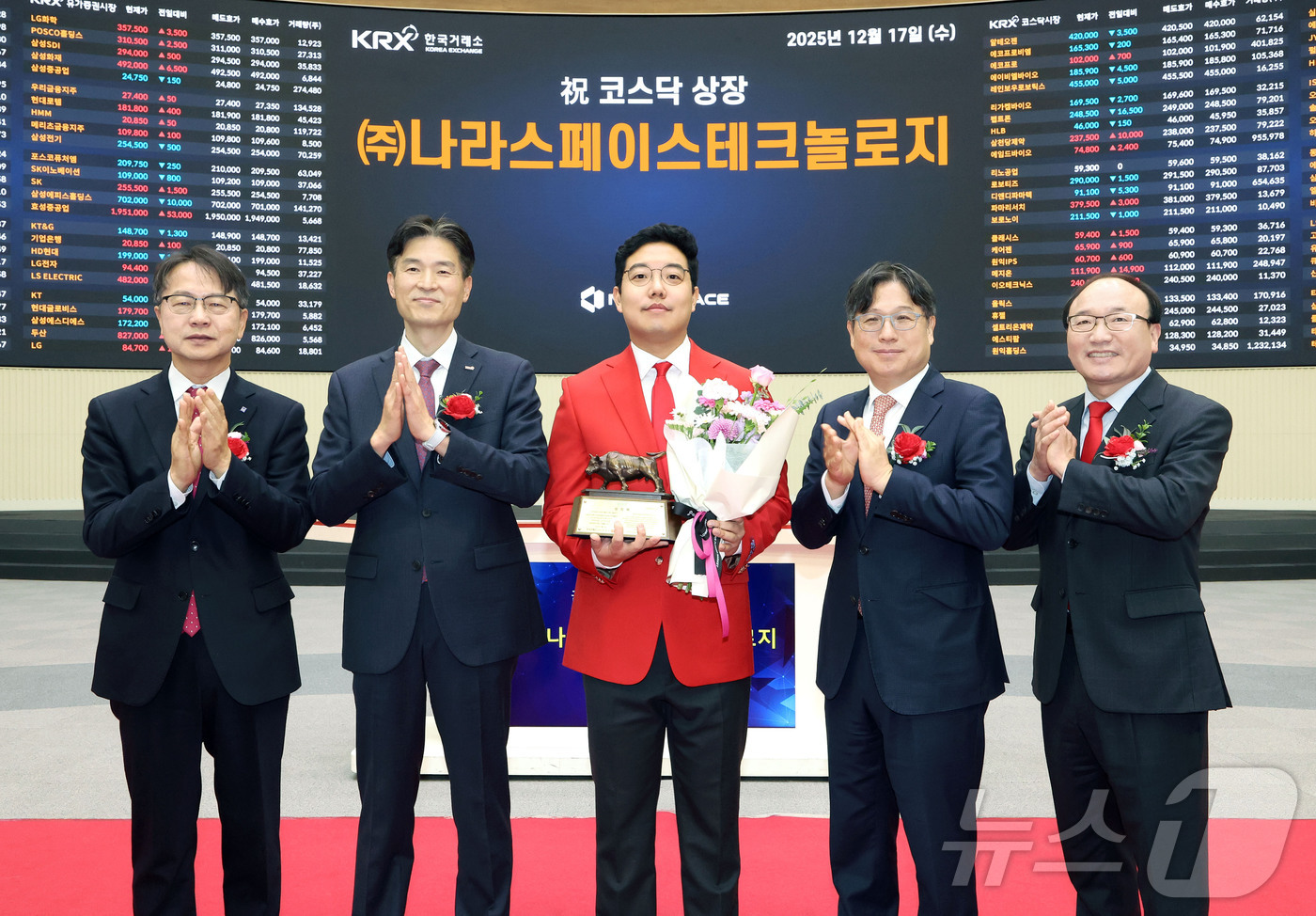 (서울=뉴스1) = 한국거래소 코스닥시장본부는 17일 오전 서울사옥 홍보관에서 나라스페이스테크놀로의 코스닥시장 상장기념식을 개최했다. 사진은 상장 기념식 후 기념 사진 촬영하는 김 …