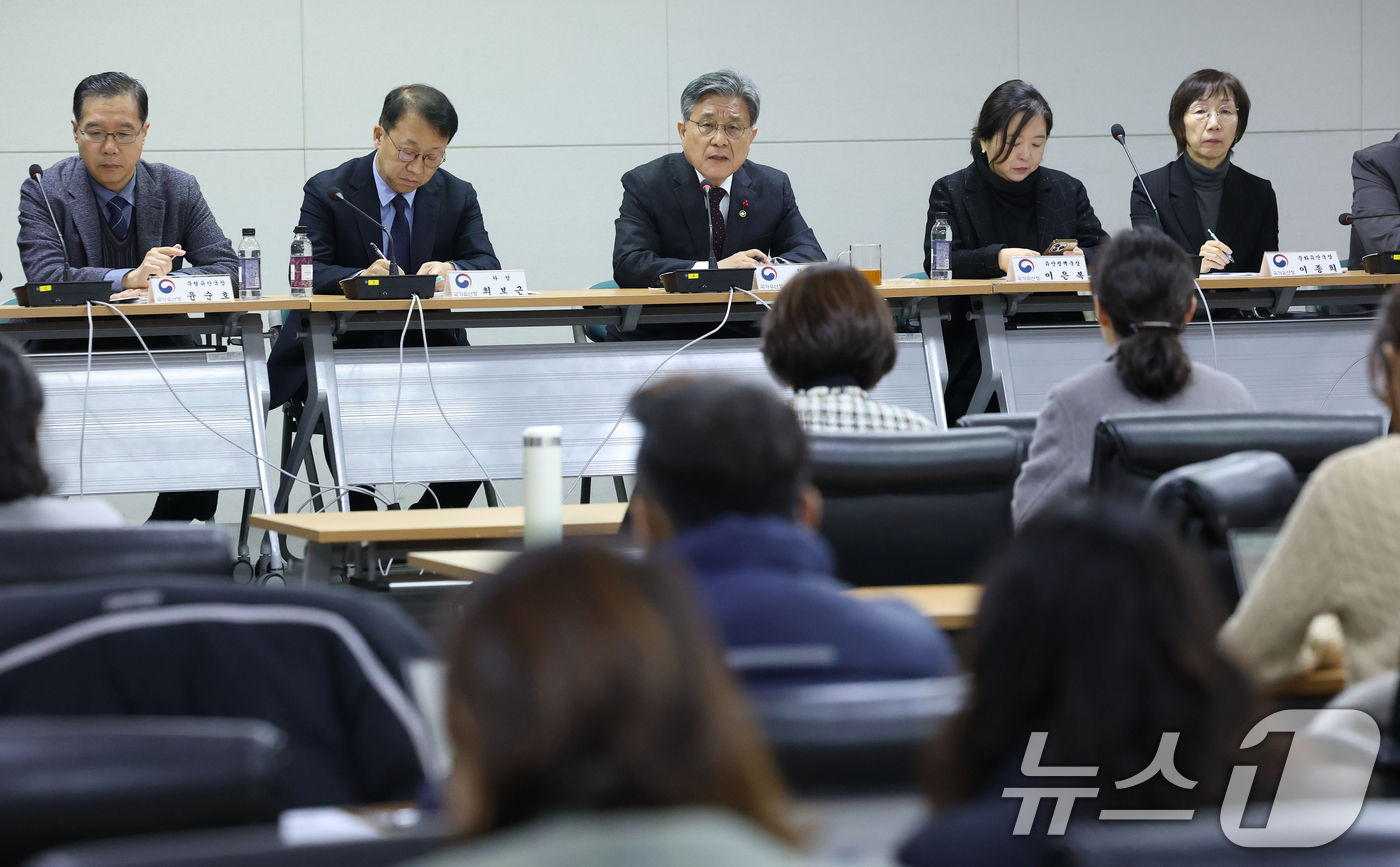 (서울=뉴스1) 오대일 기자 = 허민 국가유산청장(가운데)이 17일 오전 서울 종로구 국립고궁박물관에서 열린 2026년 업무계획 발표 언론 간담회에서 취재진과 질의응답을 하고 있다 …