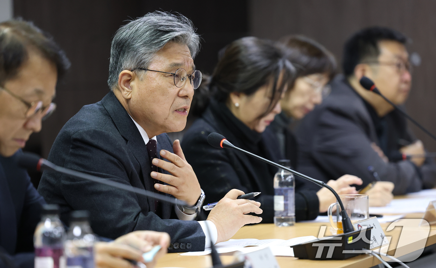 (서울=뉴스1) 오대일 기자 = 허민 국가유산청장이 17일 오전 서울 종로구 국립고궁박물관에서 열린 2026년 업무계획 발표 언론 간담회에서 취재진과 질의응답을 하고 있다.국가유산 …