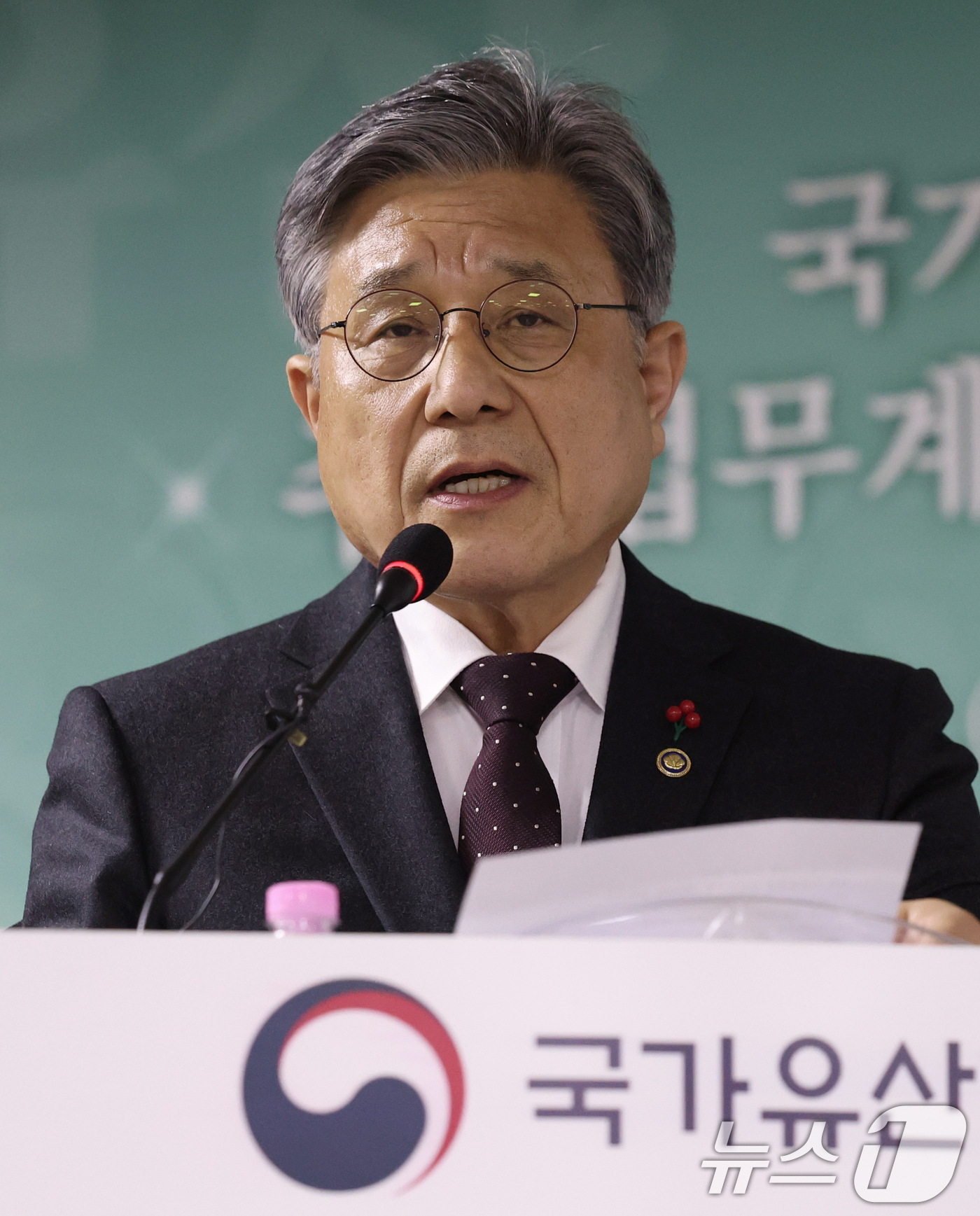 (서울=뉴스1) 오대일 기자 = 허민 국가유산청장이 17일 오전 서울 종로구 국립고궁박물관에서 열린 2026년 업무계획 발표 언론 간담회에서 새해 주요 정책 추진방향을 발표하고 있 …