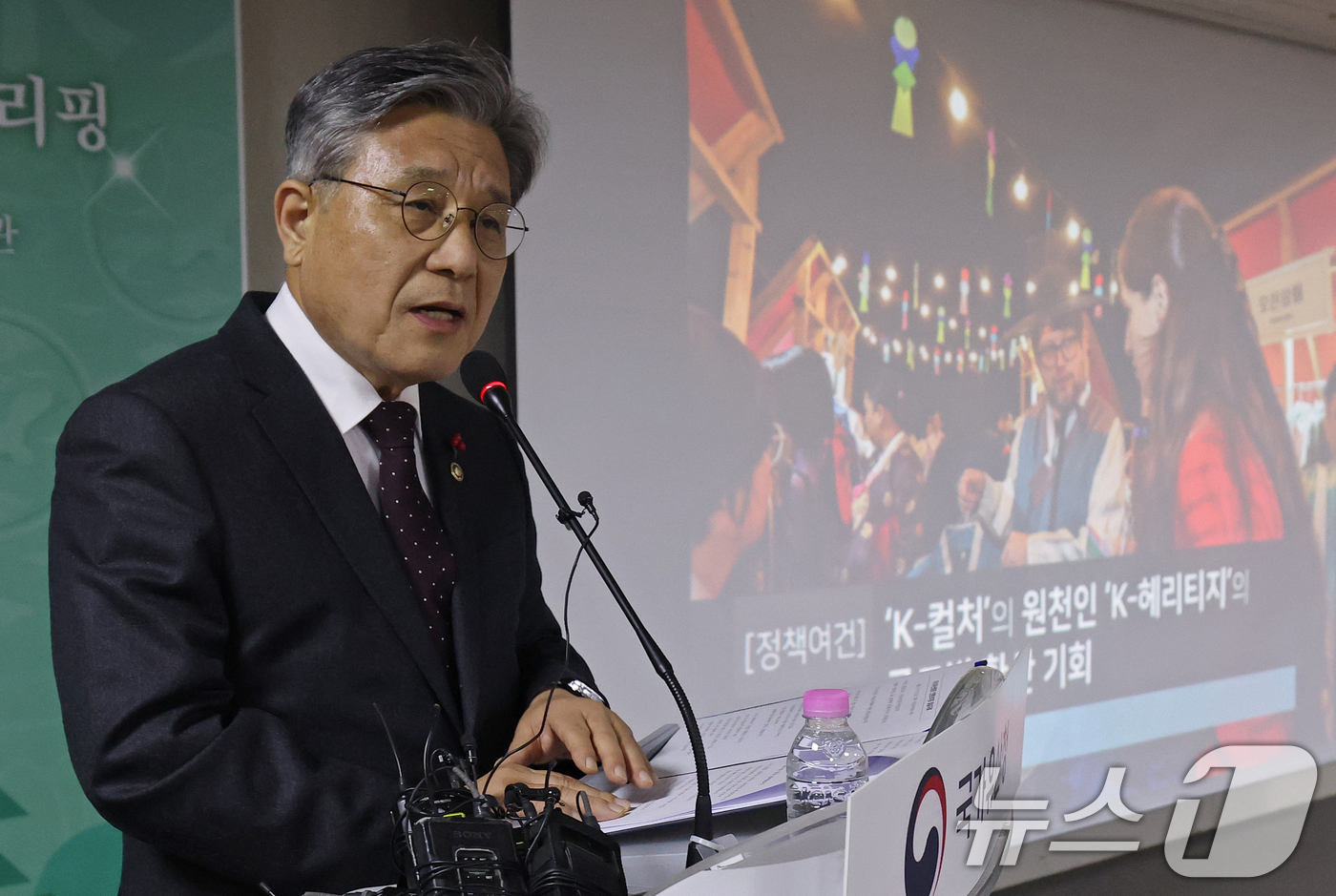 (서울=뉴스1) 오대일 기자 = 허민 국가유산청장이 17일 오전 서울 종로구 국립고궁박물관에서 열린 2026년 업무계획 발표 언론 간담회에서 새해 주요 정책 추진방향을 발표하고 있 …