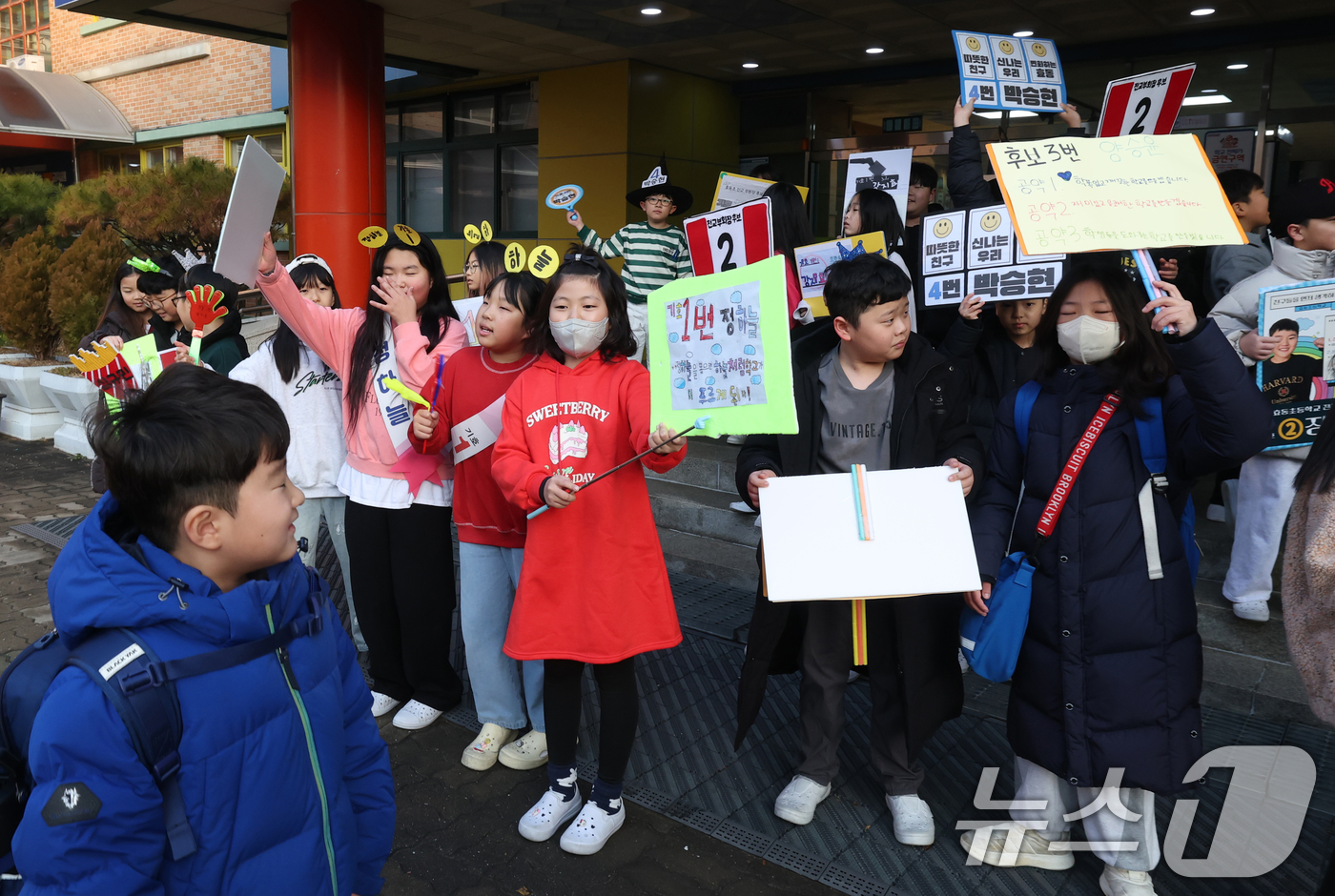 (수원=뉴스1) 김영운 기자 = 17일 경기 수원시 영통구 효동초등학교에서 1학기 학생자치회 임원 선거를 앞두고 학생들이 등굣길 선거운동을 하고 있다. 2025.12.17/뉴스1