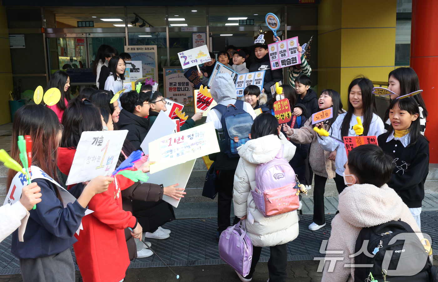 (수원=뉴스1) 김영운 기자 = 17일 경기 수원시 영통구 효동초등학교에서 1학기 학생자치회 임원 선거를 앞두고 학생들이 등굣길 선거운동을 하고 있다. 2025.12.17/뉴스1