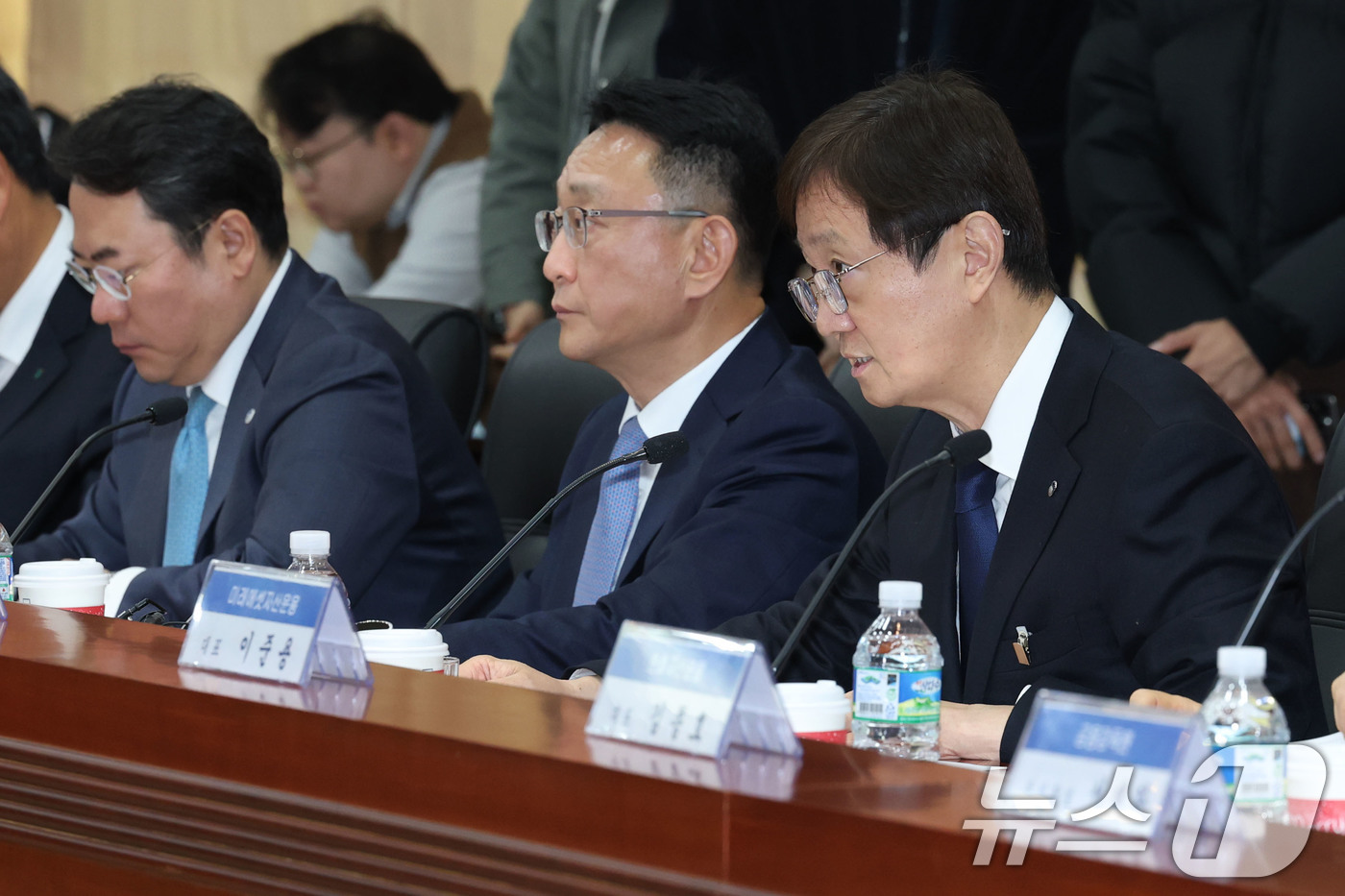 (서울=뉴스1) 이광호 기자 = 이찬진 금융감독원장이 17일 오전 서울 여의도 금융투자협회에서 열린 자산운용사 최고경영자(CEO)들과의 간담회에서 발언하고 있다. 2025.12.1 …