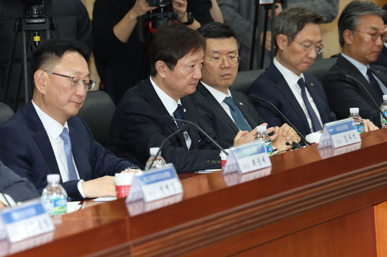 금투협회장 발언 듣는 이찬진 금감원장