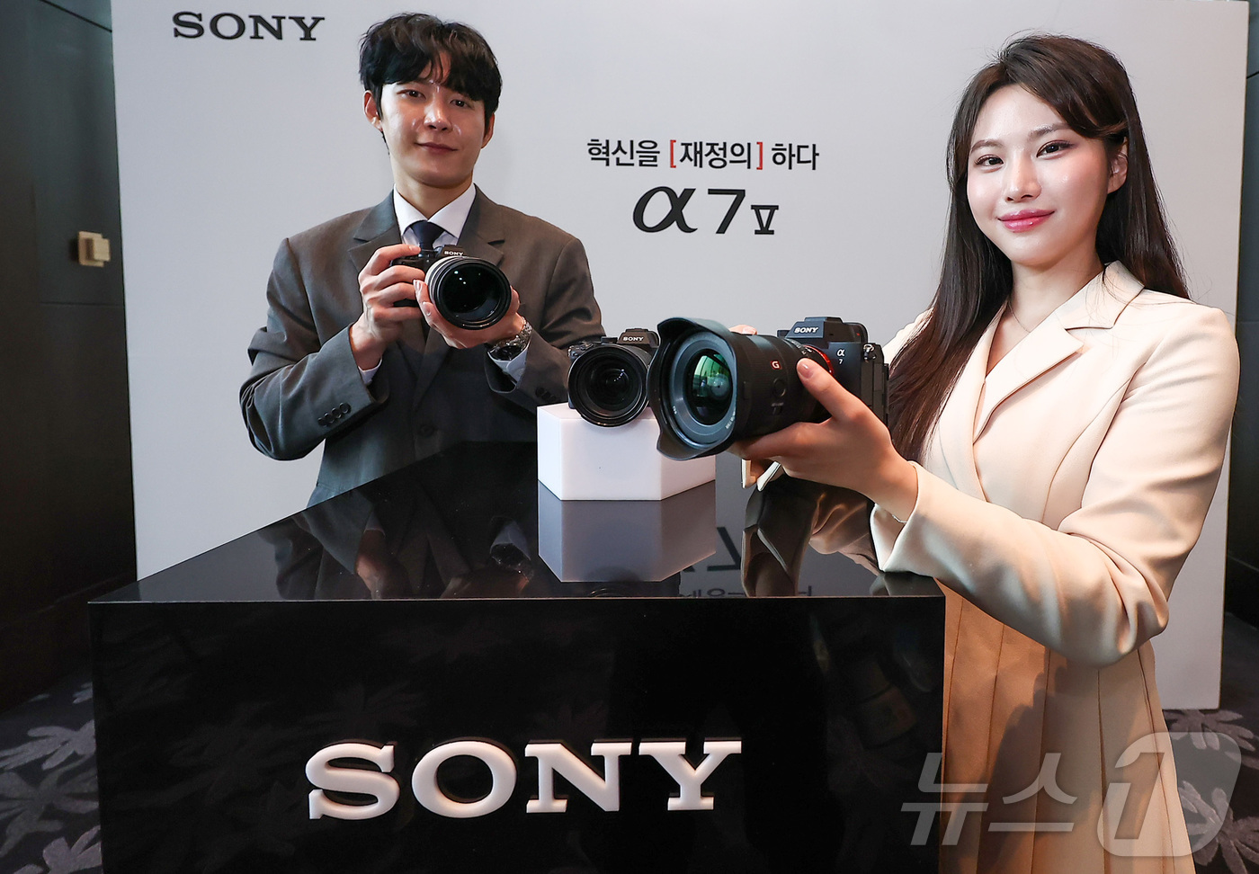 (서울=뉴스1) 김성진 기자 = 17일 서울 여의도 콘래드 서울에서 열린 소니코리아 풀프레임 미러리스 카메라 'Alpha 7 V' 출시 기념 포토행사에서 모델들이 포즈를 취하고 있 …