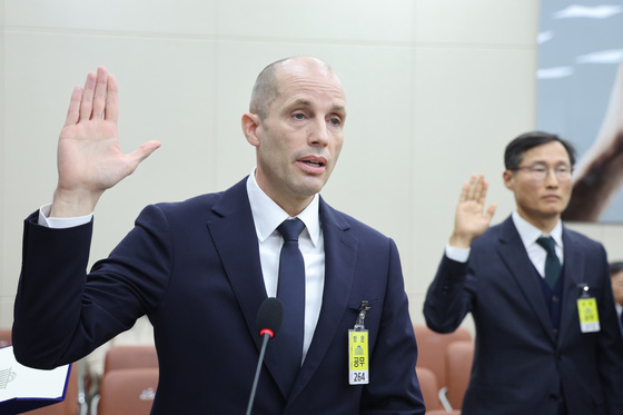 증인 선서하는 해롤드 로저스 쿠팡 임시 대표