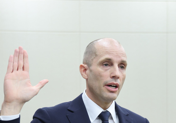 선서하는 해롤드 로저스