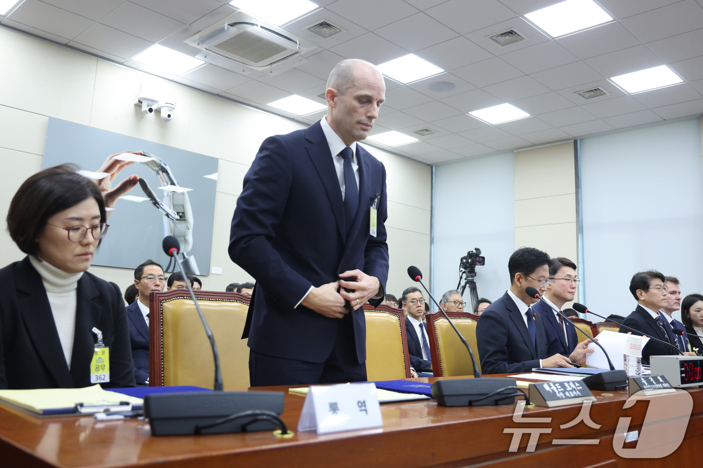 (서울=뉴스1) 신웅수 기자 = 해롤드 로저스 쿠팡 임시 대표가 17일 서울 여의도 국회 과학기술정보방송통신위원회에서 열린 쿠팡 침해사고 관련 청문회에서 인사하고 있다. 2025. …