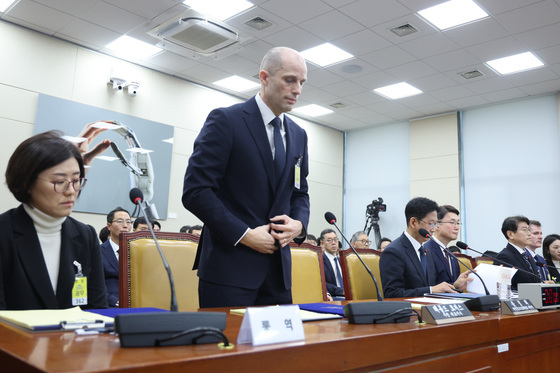 인사 대신 옷매무새 가다듬는 해롤드 로저스