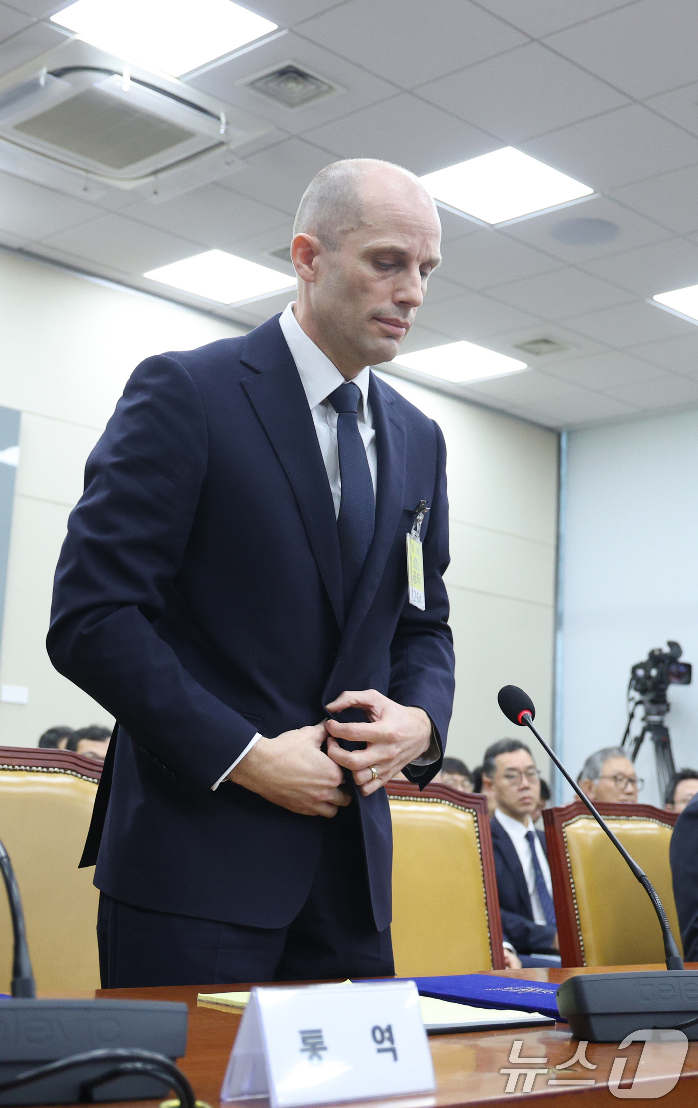 (서울=뉴스1) 신웅수 기자 = 해롤드 로저스 쿠팡 임시 대표가 17일 서울 여의도 국회 과학기술정보방송통신위원회에서 열린 쿠팡 침해사고 관련 청문회에서 인사하고 있다. 2025. …