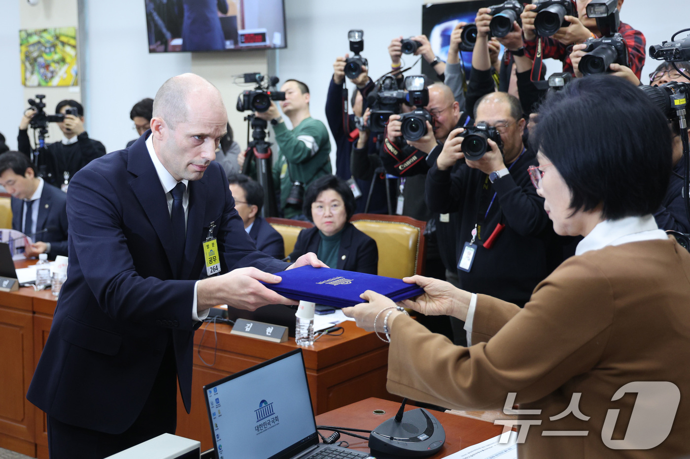 (서울=뉴스1) 신웅수 기자 = 해롤드 로저스 쿠팡 임시 대표가 17일 서울 여의도 국회 과학기술정보방송통신위원회에서 열린 쿠팡 침해사고 관련 청문회에서 선서문을 최민희 위원장에게 …