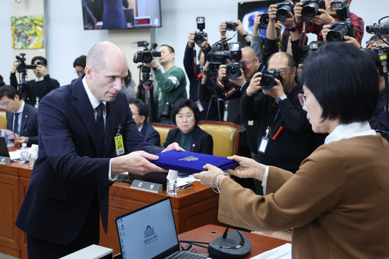 선서문 제출하는 해롤드 로저스