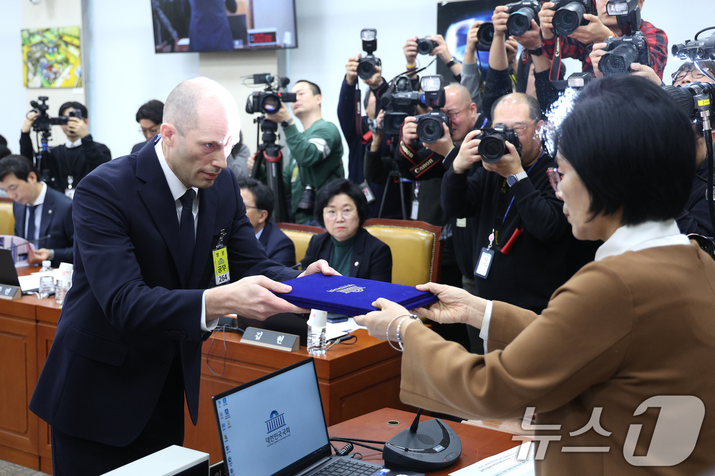 (서울=뉴스1) 신웅수 기자 = 해롤드 로저스 쿠팡 임시 대표가 17일 서울 여의도 국회 과학기술정보방송통신위원회에서 열린 쿠팡 침해사고 관련 청문회에서 증인 선서문을 최민희 위원 …