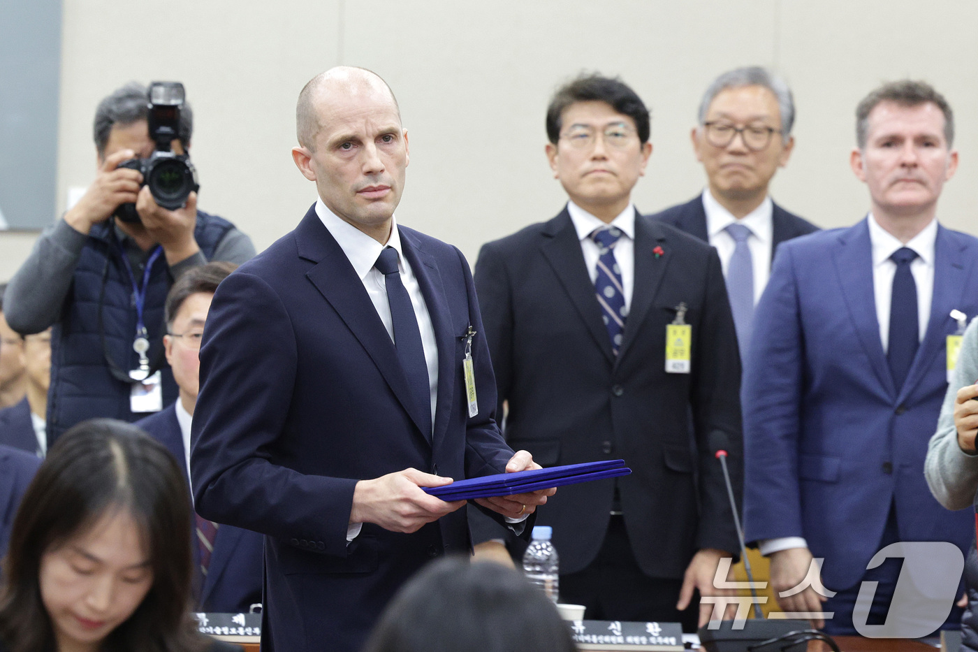 (서울=뉴스1) 신웅수 기자 = 해롤드 로저스 쿠팡 임시 대표가 17일 서울 여의도 국회 과학기술정보방송통신위원회에서 열린 쿠팡 침해사고 관련 청문회에서 증인 선서문을 제출하기 위 …