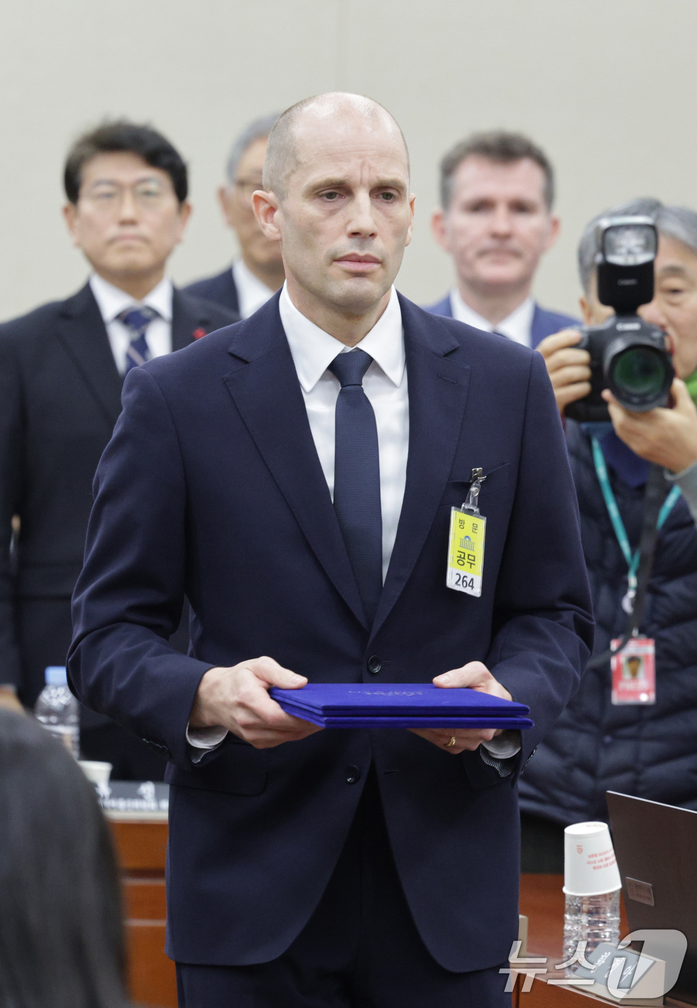 (서울=뉴스1) 신웅수 기자 = 해롤드 로저스 쿠팡 임시 대표가 17일 서울 여의도 국회 과학기술정보방송통신위원회에서 열린 쿠팡 침해사고 관련 청문회에서 증인 선서문을 제출하기 위 …