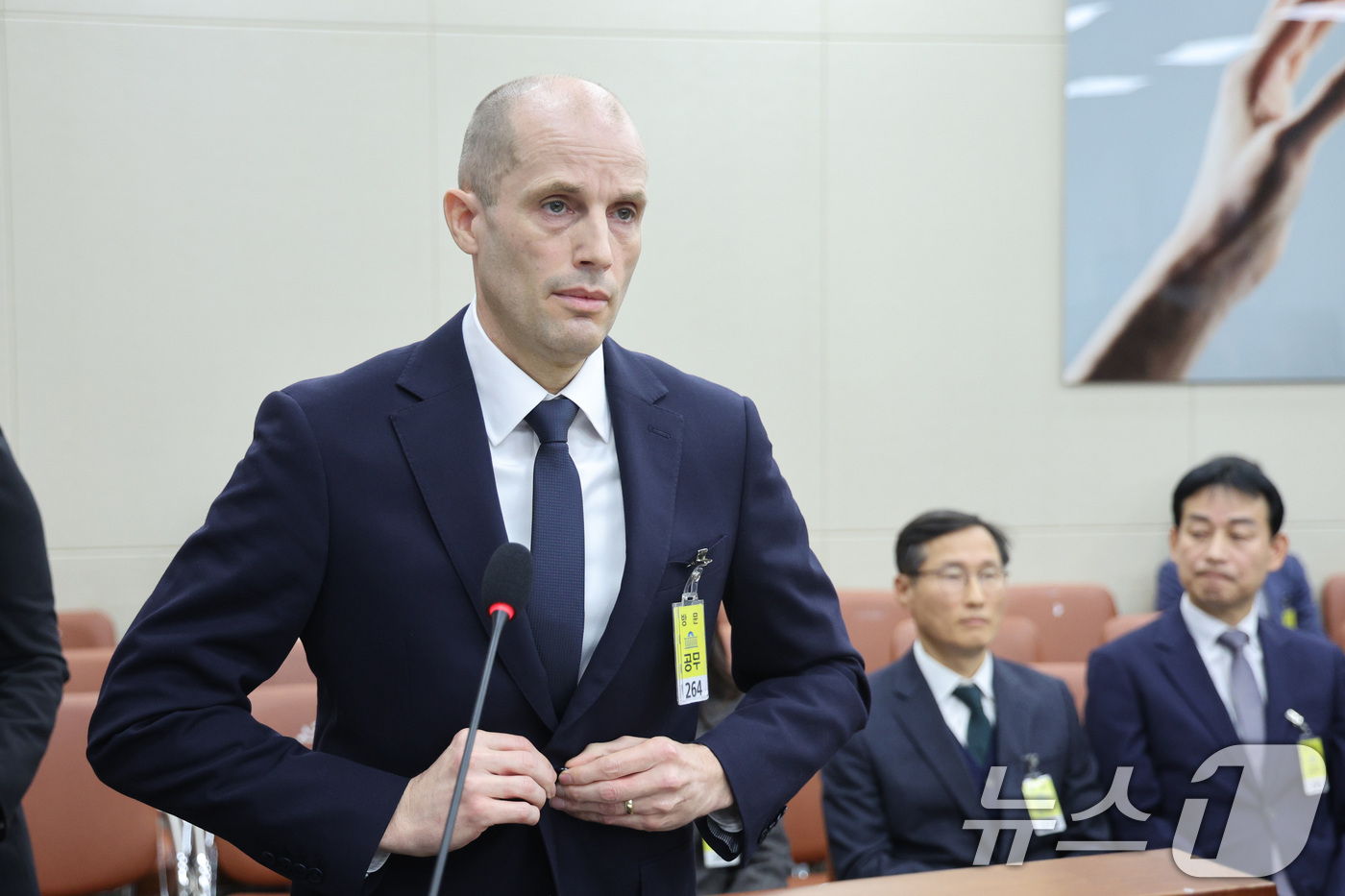 (서울=뉴스1) 신웅수 기자 = 해롤드 로저스 쿠팡 임시 대표가 17일 서울 여의도 국회 과학기술정보방송통신위원회에서 열린 쿠팡 침해사고 관련 청문회에서 옷매무새를 가다듬고 있다. …