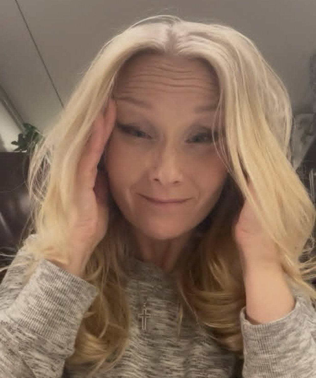 본문 이미지 - 카이사 가레데우 핀란드인당 의원의 '눈찢기' 사진 (출처=소셜미디어 엑스(X))