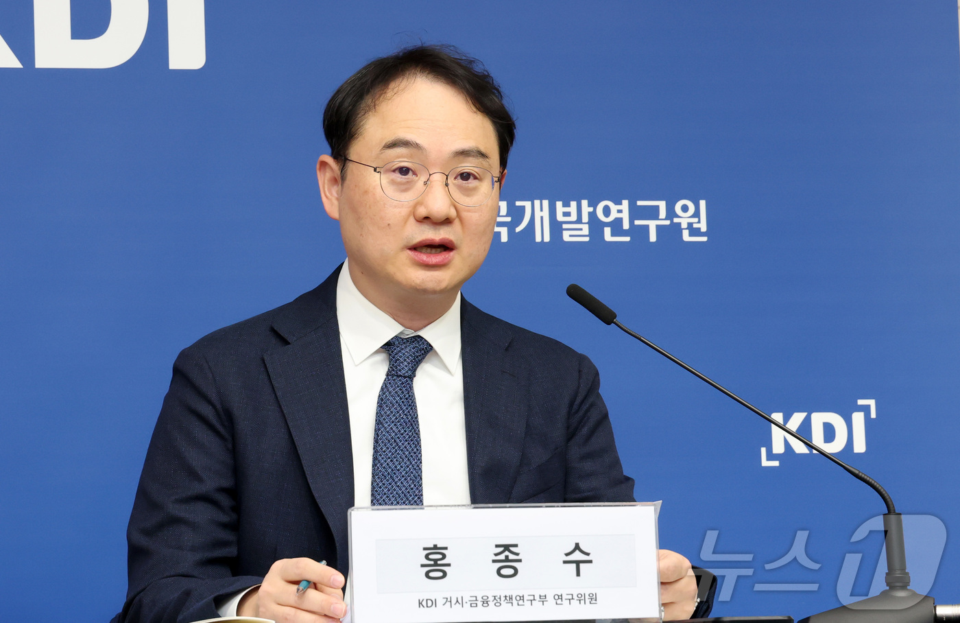 (세종=뉴스1) 김기남 기자 = 홍종수 KDI 거시·금융정책연구부 연구위원이 17일 세종시 정부세종청사에서 증권사의 건전성 규제인 NCR(Net Capital Ratio) 제도의 …