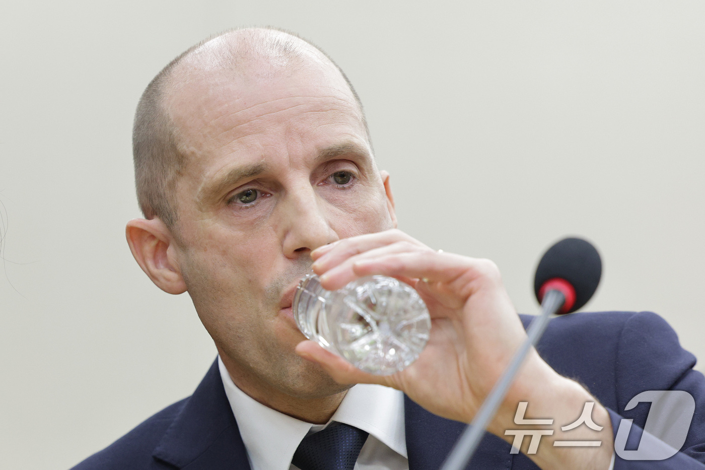 (서울=뉴스1) 신웅수 기자 = 해롤드 로저스 쿠팡 임시 대표가 17일 서울 여의도 국회 과학기술정보방송통신위원회에서 열린 쿠팡 침해사고 관련 청문회에서 목을 축이고 있다. 202 …