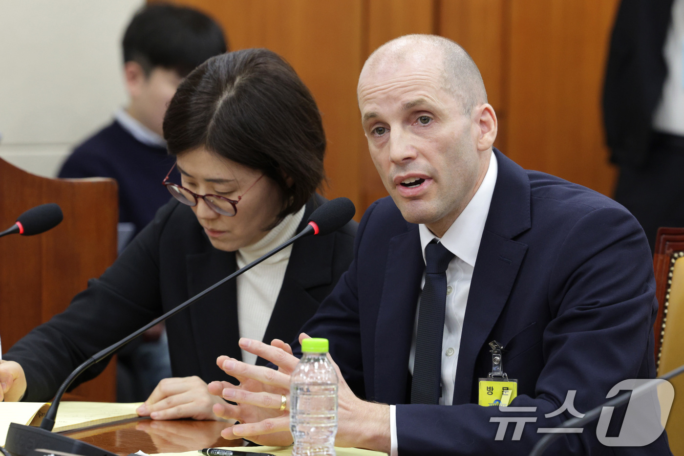 (서울=뉴스1) 신웅수 기자 = 해롤드 로저스 쿠팡 임시 대표가 17일 서울 여의도 국회 과학기술정보방송통신위원회에서 열린 쿠팡 침해사고 관련 청문회에서 의원 질의에 답변하고 있다 …