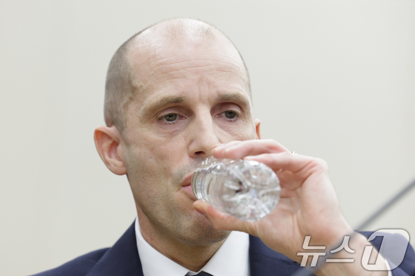 (서울=뉴스1) 신웅수 기자 = 해롤드 로저스 쿠팡 임시 대표가 17일 서울 여의도 국회 과학기술정보방송통신위원회에서 열린 쿠팡 침해사고 관련 청문회에서 의원 질의에 답변하고 있다 …