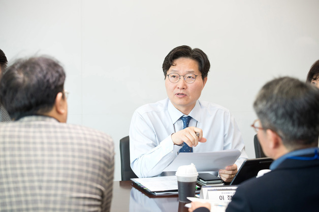 "AI로 소재 설계, 로봇이 자동 합성"…과기부 자율실험실 점검