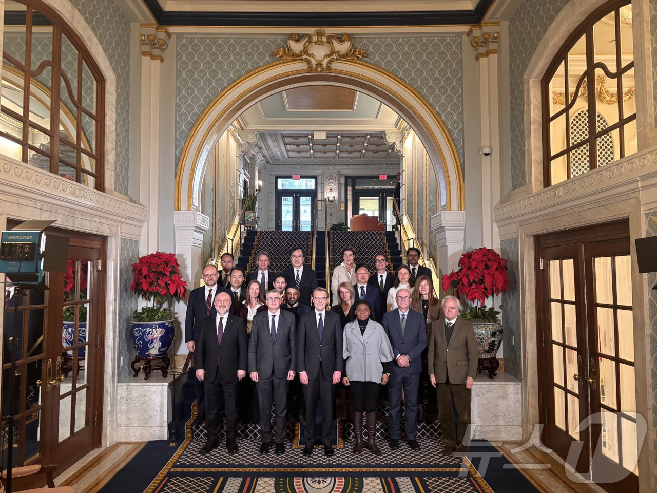 (서울=뉴스1) = 박종한 외교부 경제외교조정관이 15일부터 16일(현지시간)까지 미국 워싱턴에서 열린 '2026년 제1차 G20 셰르파 회의'에 참석했다. 사진은 기념 촬영하는 …