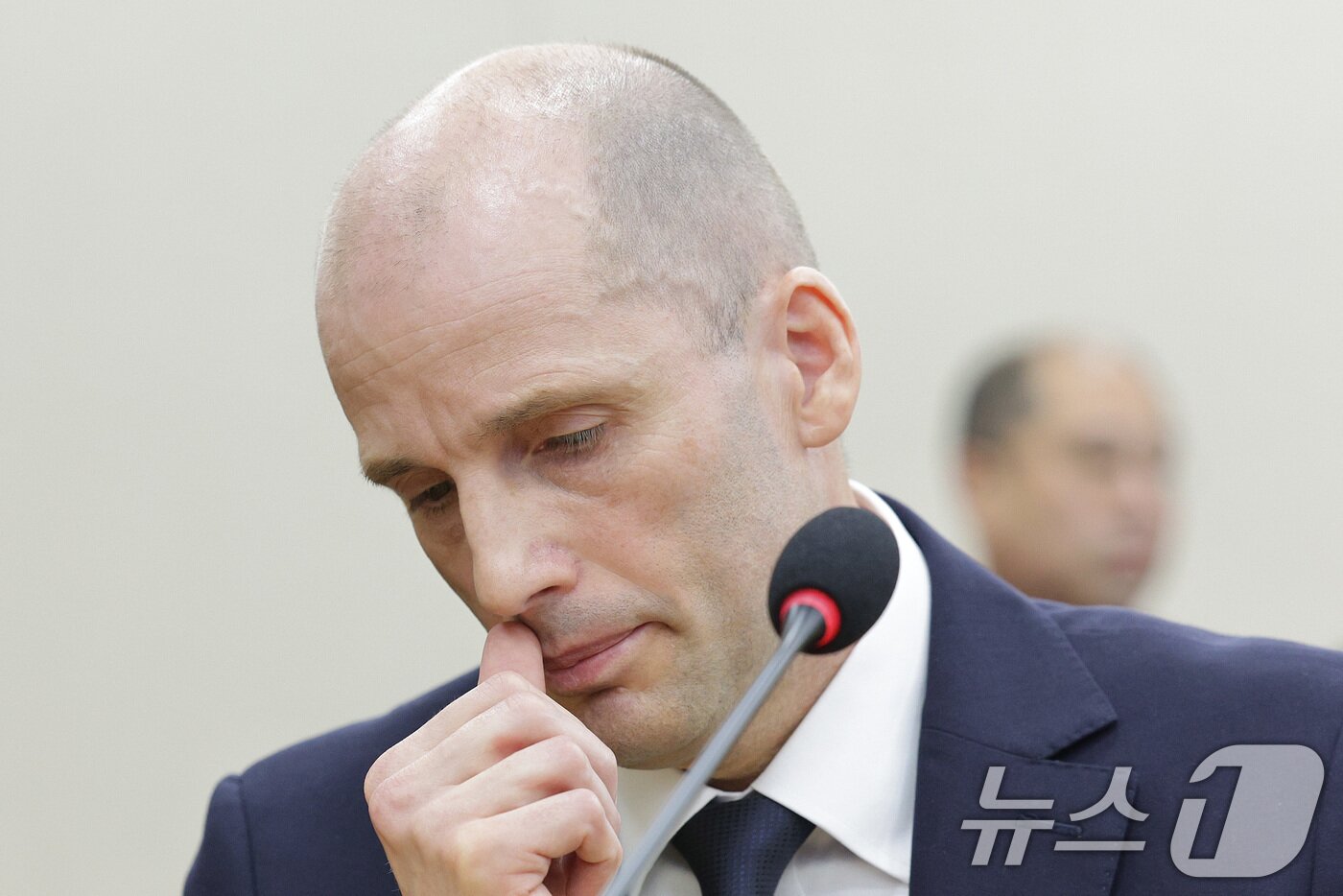 본문 이미지 - 해롤드 로저스 쿠팡 임시 대표가 17일 서울 여의도 국회 과학기술정보방송통신위원회에서 열린 쿠팡 침해사고 관련 청문회에서 의원 질의에 답변하고 있다. 2025.12.17/뉴스1 ⓒ News1 신웅수 기자