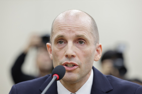 의원 질의 답변하는 해롤드 로저스