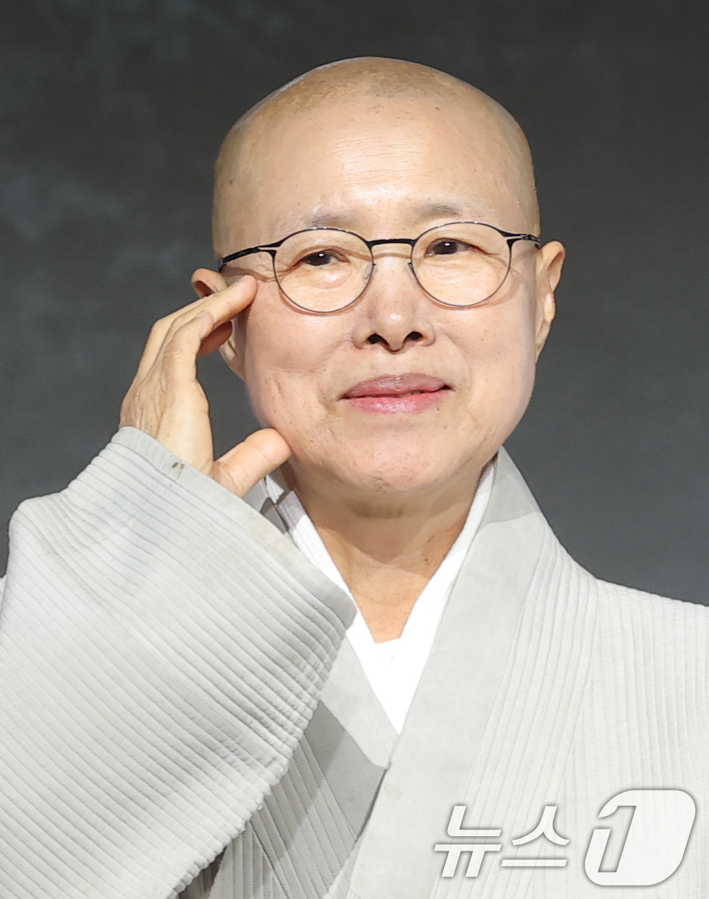 (서울=뉴스1) 권현진 기자 = 선재스님이 17일 오전 서울 종로구 JW메리어트동대문스퀘어에서 열린 넷플릭스 예능 '흑백요리사: 요리 계급 전쟁2'(이하 '흑백요리사2') 제작발표 …