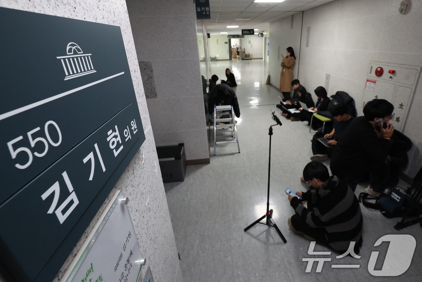 본문 이미지 - 김건희특검이 '로저비비에 클러치백 수수 의혹'과 관련해 김기현 의원실과 자택에 대한 압수수색에 착수한 17일 오전 서울 여의도 국회의원회관 김기현 의원 사무실에서 취재진이 대기하고 있다. 2025.12.17/뉴스1 ⓒ News1 장수영 기자