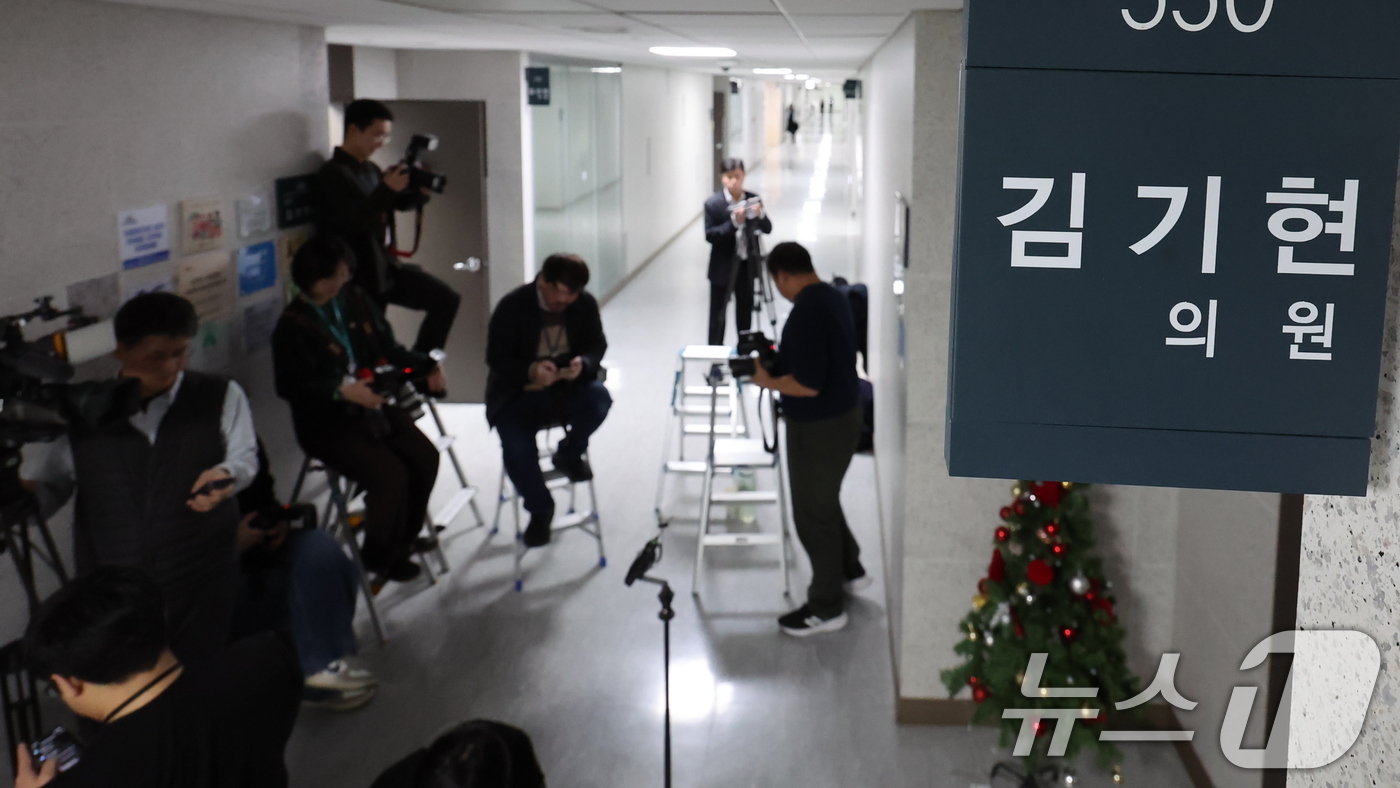 (서울=뉴스1) 장수영 기자 = 김건희특검이 '로저비비에 클러치백 수수 의혹'과 관련해 김기현 의원실과 자택에 대한 압수수색에 착수한 17일 오전 서울 여의도  국회의원회관 김기현 …