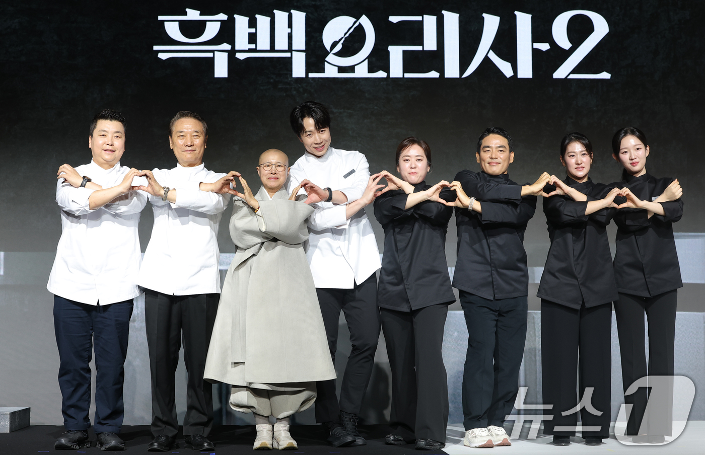 (서울=뉴스1) 권현진 기자 = 셰프 정호영(왼쪽부터)과 후덕죽, 선재스님, 손종원, 술빚는 윤주모, 프렌치 파파, 중식마녀, 아기 맹수가 17일 오전 서울 종로구 JW메리어트동대 …