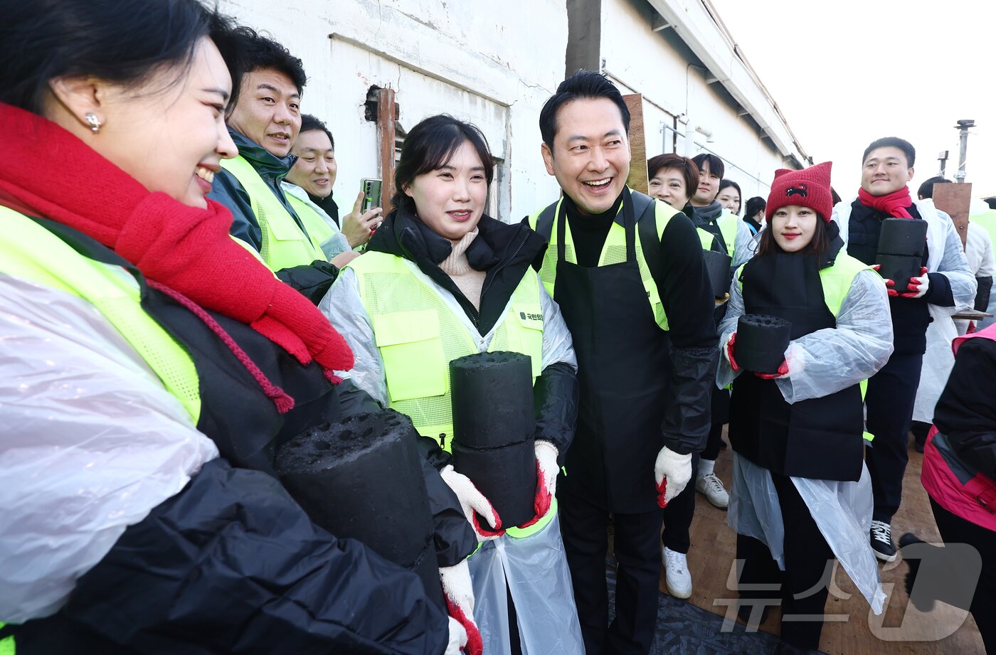 본문 이미지 - 장동혁 국민의힘 대표가 17일 오전 경기 고양시 화전마을에서 청년들과 따뜻한 겨울나기 연탄 배달 봉사활동을 하고 있다. 2025.12.17/뉴스1 ⓒ News1 김민지 기자