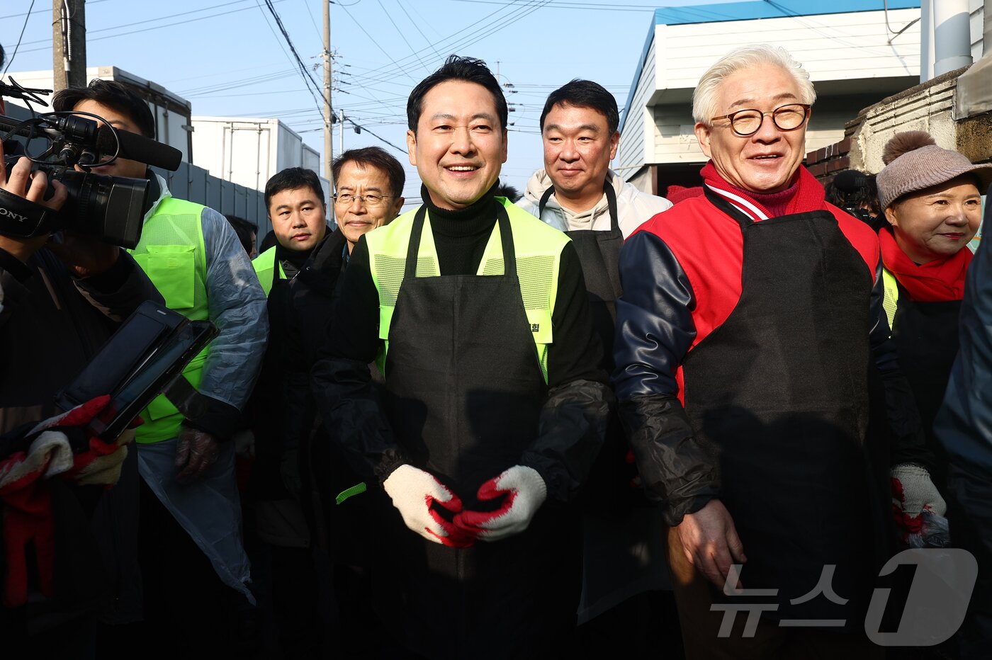 본문 이미지 - 장동혁 국민의힘 대표가 17일 오전 경기 고양시 화전마을에서 따뜻한 겨울나기 연탄 배달 봉사활동을 하기 위해 이동하고 있다. 2025.12.17/뉴스1 ⓒ News1 김민지 기자